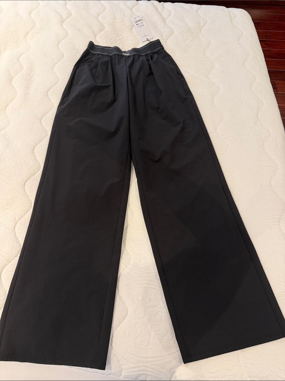 ALO Yoga Wide Leg High-Rise (Long) Pants in Black - Picture 5 of 7